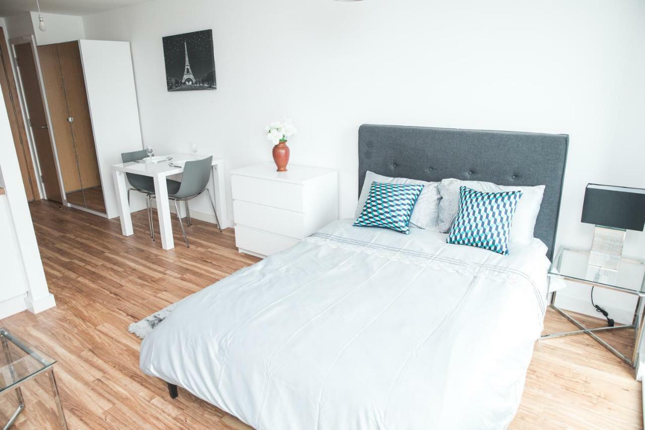 Studio Apartments Free Street Parking Subject To Availability Манчестър Екстериор снимка