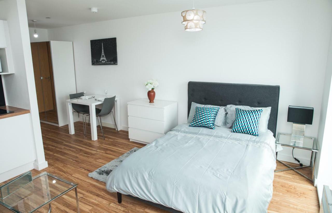 Studio Apartments Free Street Parking Subject To Availability Манчестър Екстериор снимка