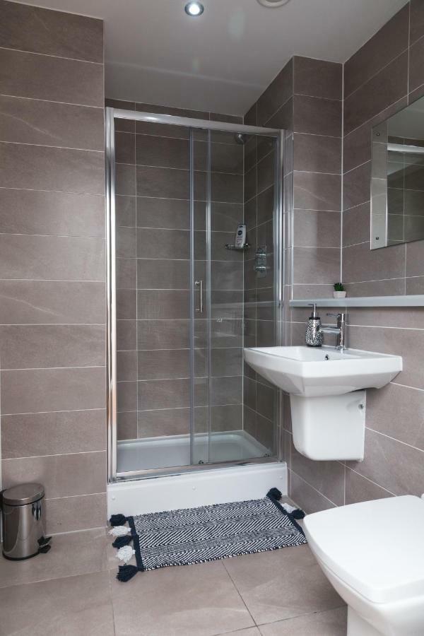 Studio Apartments Free Street Parking Subject To Availability Манчестър Екстериор снимка