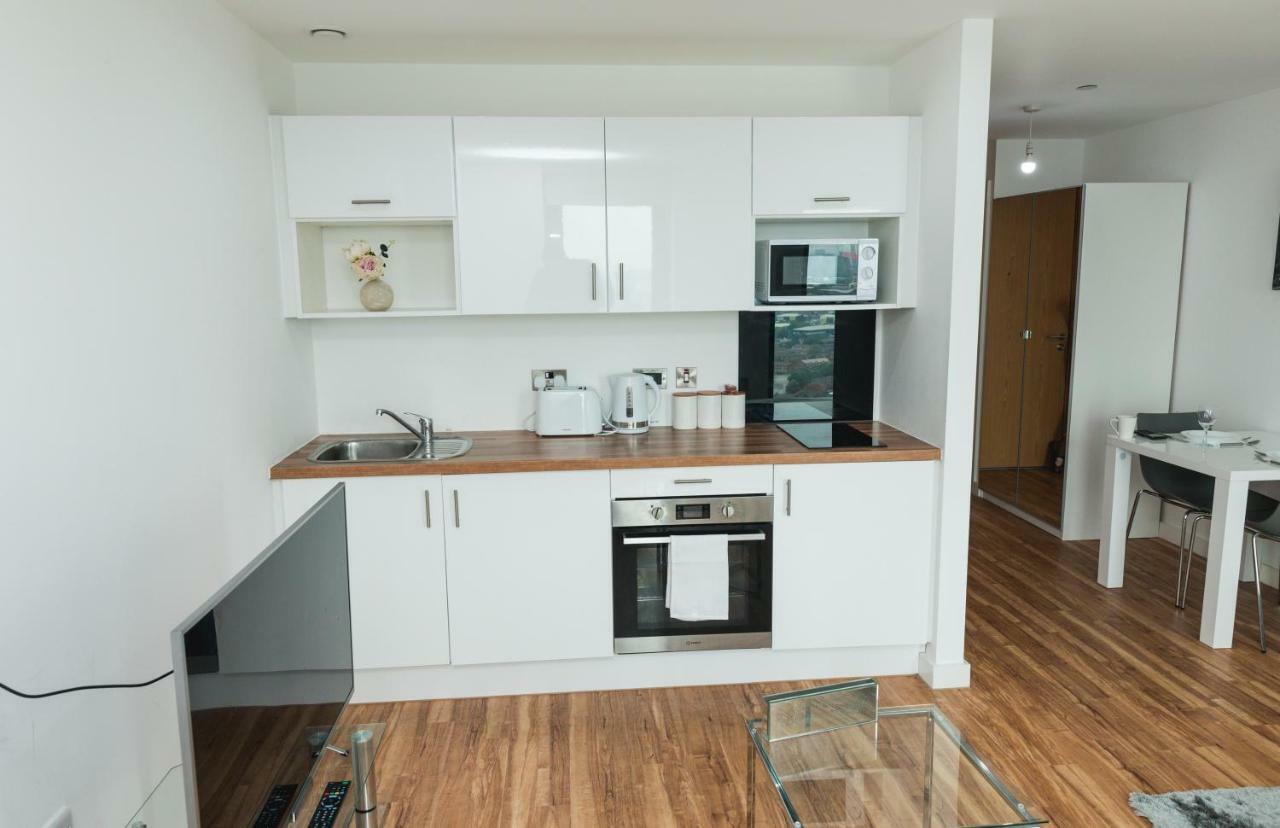 Studio Apartments Free Street Parking Subject To Availability Манчестър Екстериор снимка