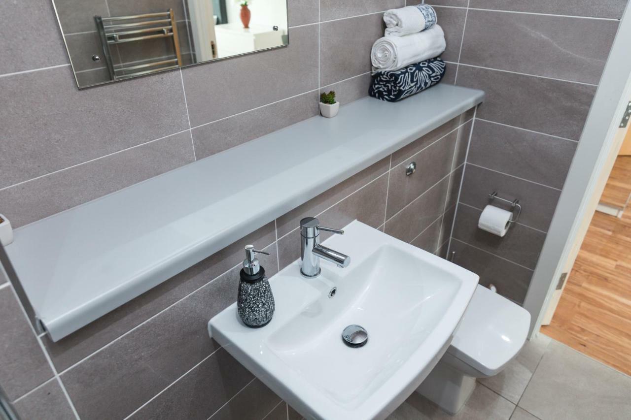 Studio Apartments Free Street Parking Subject To Availability Манчестър Екстериор снимка
